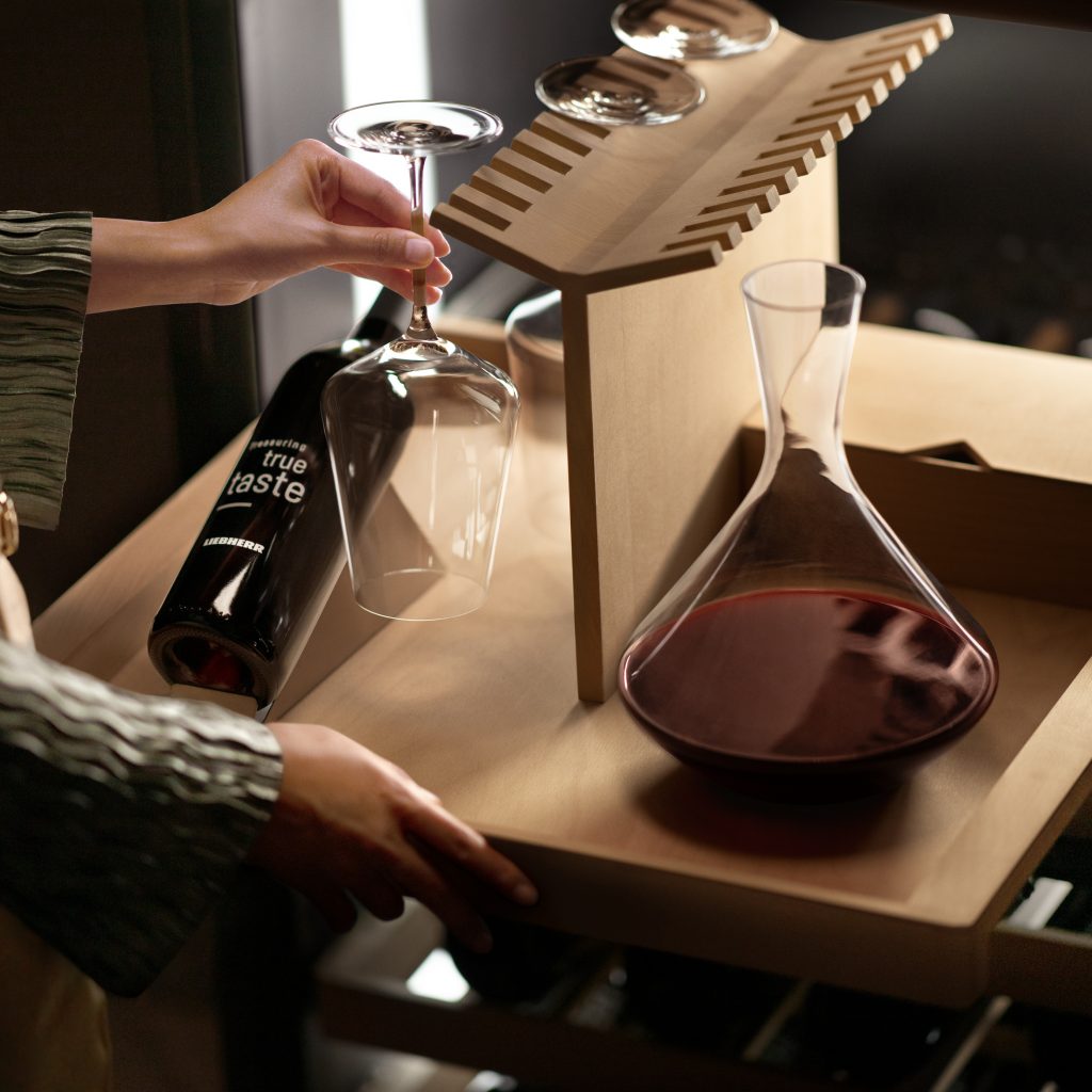 Stilvolles Servieren beginnt hier. Das Sommelierboard von Liebherr – mehr als nur eine Ablage.