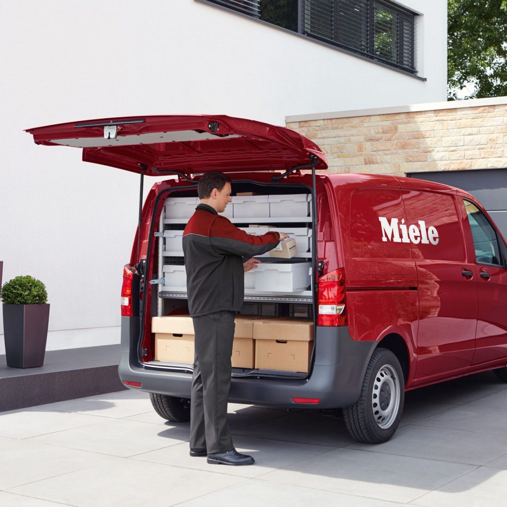 Optimierte Ersatzteilbestände in den Miele Servicefahrzeugen ermöglichen Reparaturen fast immer beim ersten Besuch. (Foto: Miele)