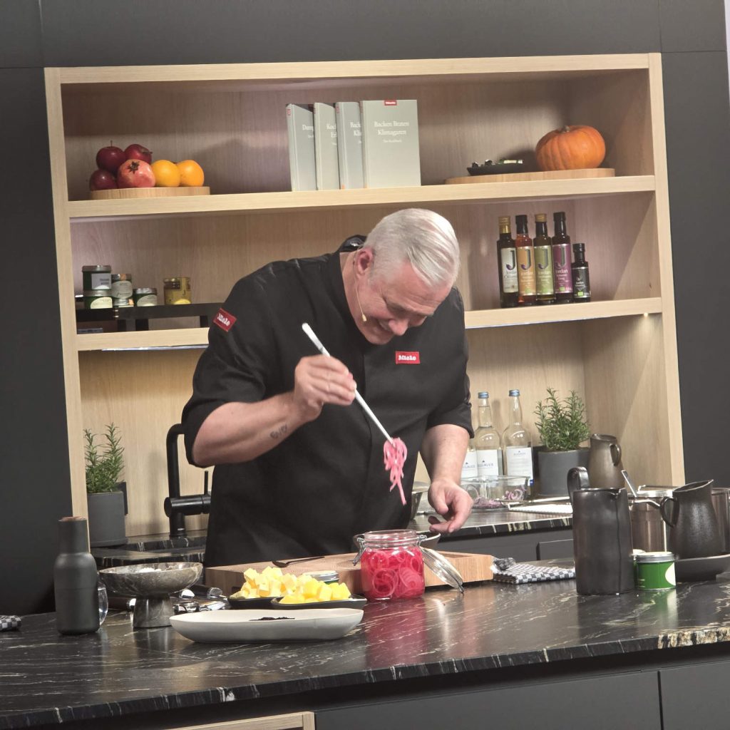 Sternekoch Alexander Herrmann eröffnete am 19. November 2025 die „Miele Culinary Moments“ und begeisterte mit festlichen Rezeptideen, Profi-Tipps und einem inspirierenden Blick in seine Genusswelt.