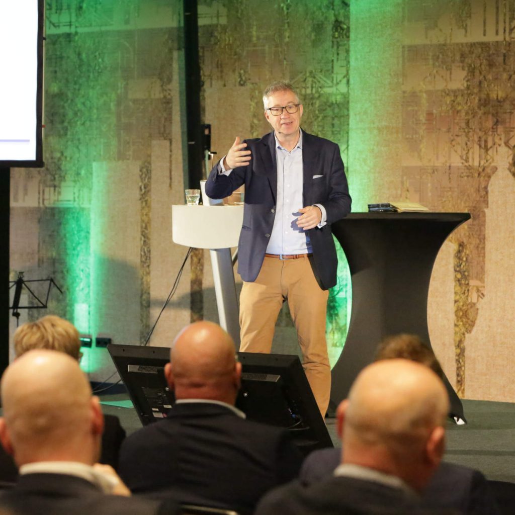 Keynote-Speaker Jan Ditgen in seiner Rolle als Dr. Jens Wegmann.