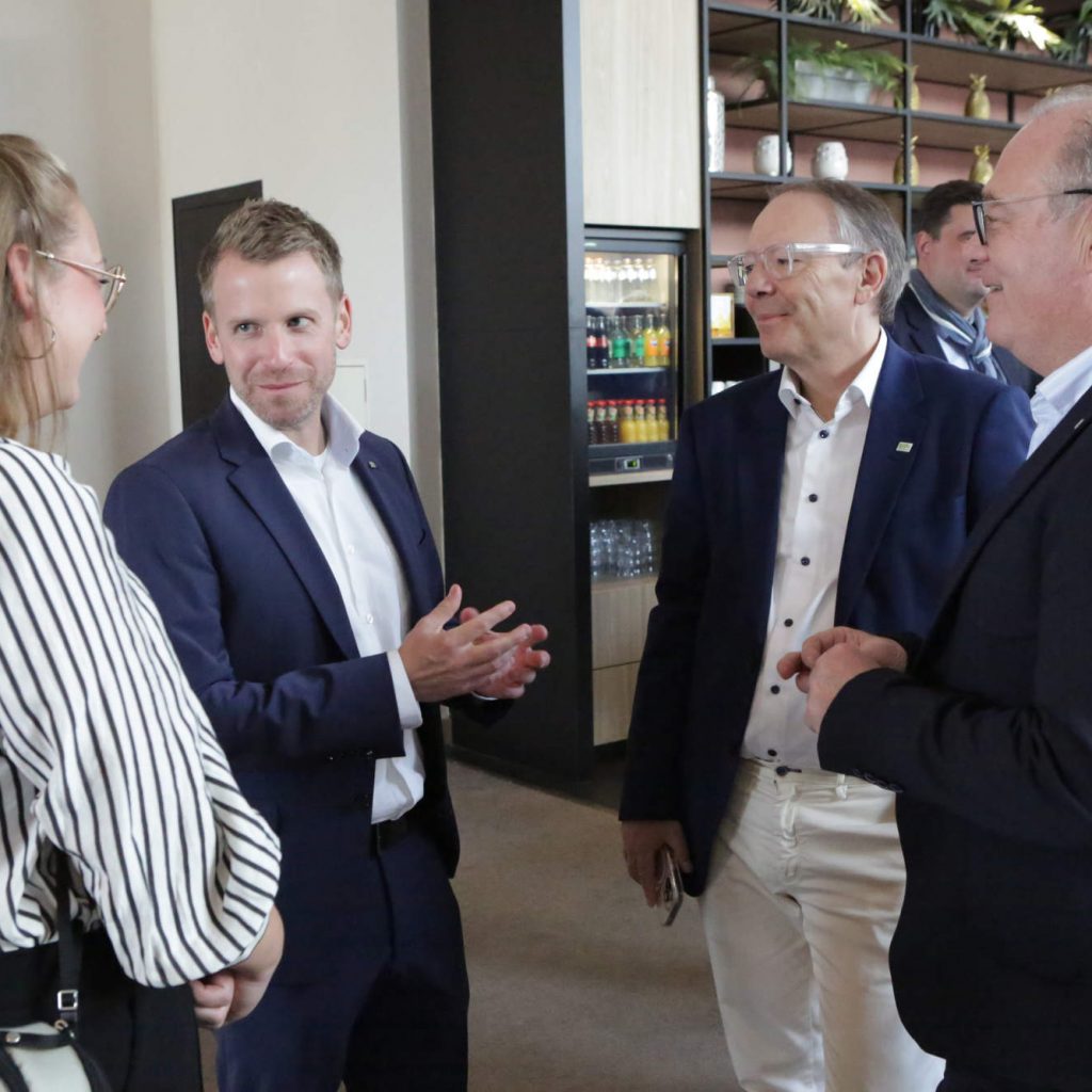 Michael Hofer, Geschäftsführer von ElectronicPartner Österreich, und Patrick Egli, Geschäftsführer von ElectronicPartner Schweiz, nahmen ebenfalls am regen Austausch auf dem Branchentreff teil.