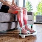 Anwendungsbeispiel eines EMS-Geräts zur muskulären Stimulation und Förderung der Durchblutung. Feelvita Acticur steht für eine neue Ära der medikamentenfreien Schmerztherapie und Vitalisierung – direkt im eigenen Zuhause.