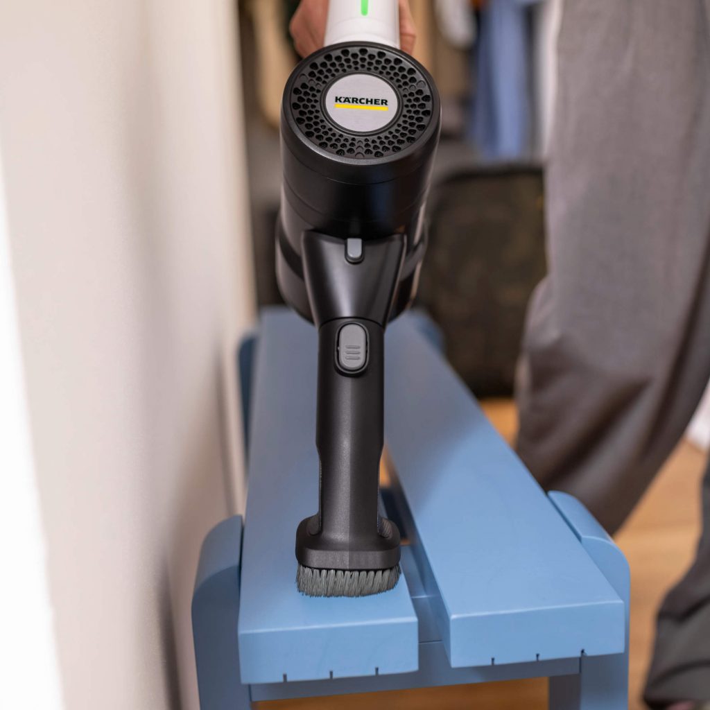 Große Anwendungsvielfalt: Verschiedene Aufsätze ermöglichen den flexiblen Einsatz bei der Reinigung von Polstern, Möbeln und mehr.