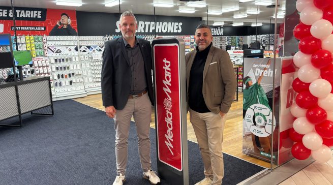Bereit für den Start im Quarree Wandsbek: Sören Genski (links, Geschäftsführer MediaMarkt Hamburg Wandsbeker Quarree) und Adel Kachroudi (Center-Manager Quarree Wandsbek).