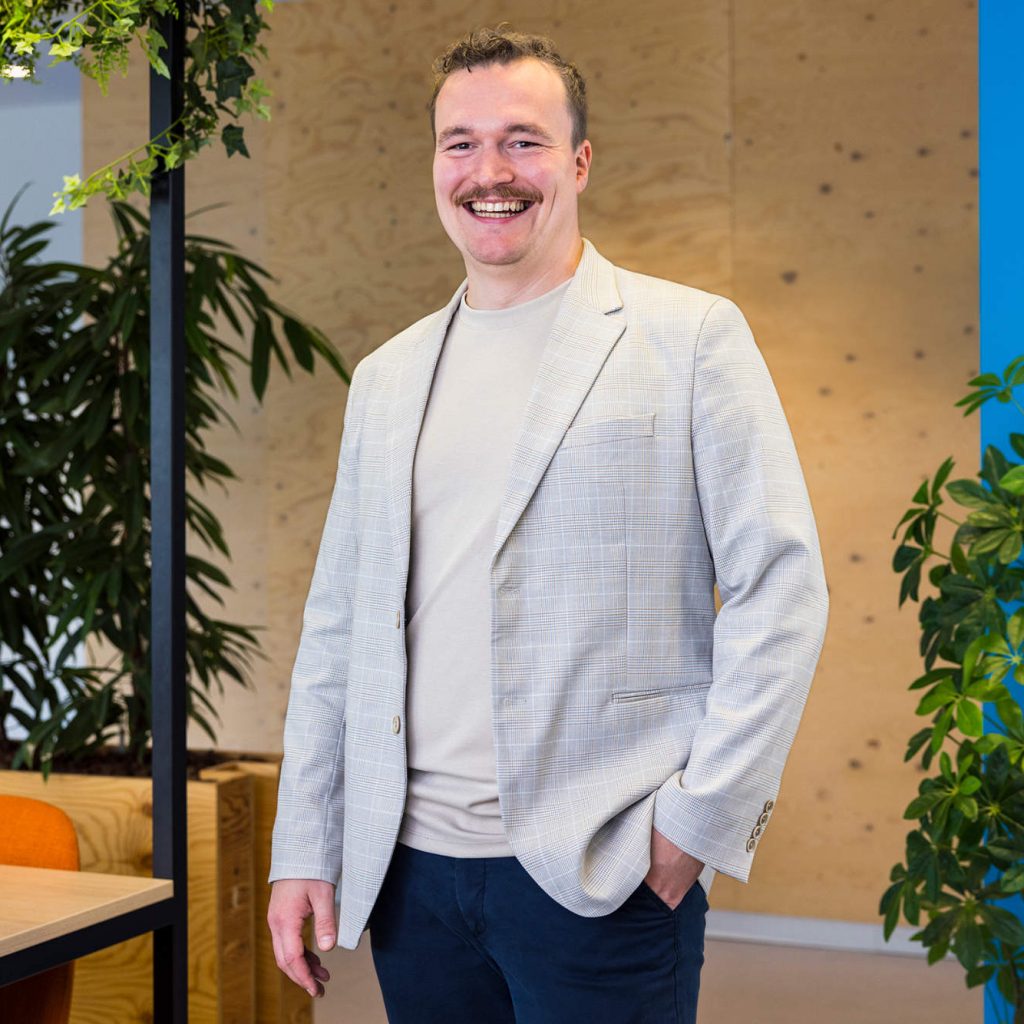 „Mit dem Store in Hannover rücken wir noch näher an unsere Kundinnen und Kunden in Niedersachsen“, sagt Urs Möller, Country Manager Germany bei Coolblue. „Die Landeshauptstadt ist ein wichtiger Standort für uns – wirtschaftlich stark, digital interessiert und offen für neue Einkaufskonzepte. In bester Innenstadtlage an der Bahnhofstraße schaffen wir die Möglichkeit, Produkte live zu erleben, sich persönlich und unabhängig beraten zu lassen und dabei unsere digitalen Services nahtlos zu nutzen.“