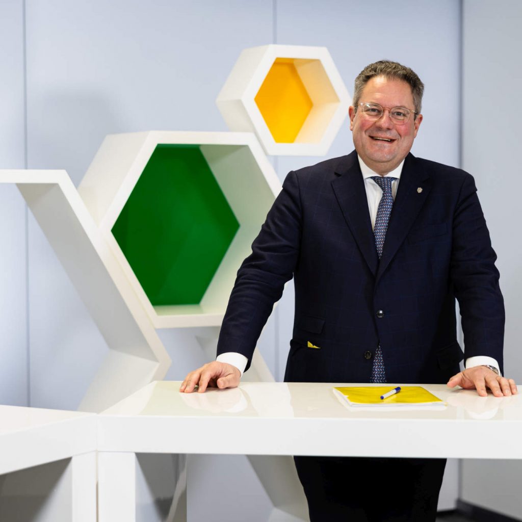  "Unser Geschäftsmodell zeigt, dass Wirtschaftlichkeit und Verantwortung sich nicht ausschließen, sondern Hand in Hand gehen. Der Gewinn des Deutschen Nachhaltigkeitspreises ist eine Bestätigung unseres Wegs – und zugleich ein Ansporn, uns weiter dafür einzusetzen, dass Reparaturen zu einem selbstverständlichen Bestandteil des Konsums werden“, sagt Wertgarantie-Vorstandsvorsitzender Patrick Döring. Foto: Wertgarantie | Sebastian Krahforst 