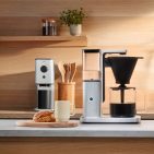 Formschön abgestimmt: Die Zense Alux Kaffeemaschine und die passende Mühle von Wilfa bilden ein harmonisches Set für präzise Kaffeezubereitung – mit durchdachten Funktionen und Gehäusen aus gebürstetem Aluminium.
