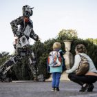 Mit dem Wertgarantie-Komplettschutz gewinnt erstmals ein Versicherungsprodukt den Deutschen Nachhaltigkeitspreis Produkte. Seit Jahren sensibilisiert Wertgarantie darüber hinaus unter dem Motto "Reparieren statt Wegwerfen" u. a. mit dem Wertgiganten für die Elektroschrott-Problematik. Foto: Wertgarantie | Sebastian Krahforst