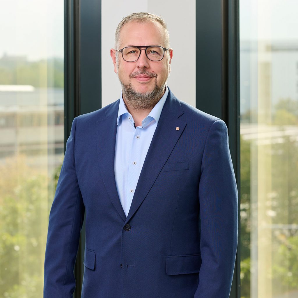 Holger Pöppe, Vertriebsvorstand der expert SE, betont: „Mit Manuel Bach gewinnen wir einen erfahrenen Vertriebs- und Handelsprofi, der gleichermaßen strategisch denkt und operativ Verantwortung übernimmt. Seine umfassende Expertise im Category Management, seine tiefe Marktkenntnis und seine Erfahrung im Bereich PC sind eine wertvolle Bereicherung für expert. Wir freuen uns auf die Zusammenarbeit und die Impulse, die er für die Weiterentwicklung unserer Vertriebsorganisation setzen wird.“