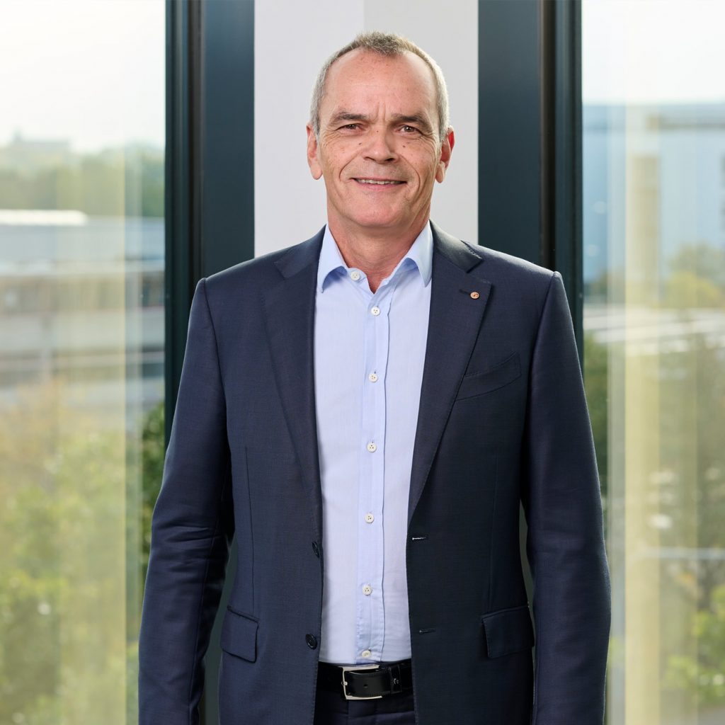 Dr. Stefan Müller, Vorstandsvorsitzender der expert SE, hebt den Fachhandelsansatz hervor: „Unsere Fachberater sind echte Technik-Nachbarn und bieten unseren Kunden das, was sie in dieser Phase besonders suchen: beste Preise, Kompetenz und Vertrauen.“