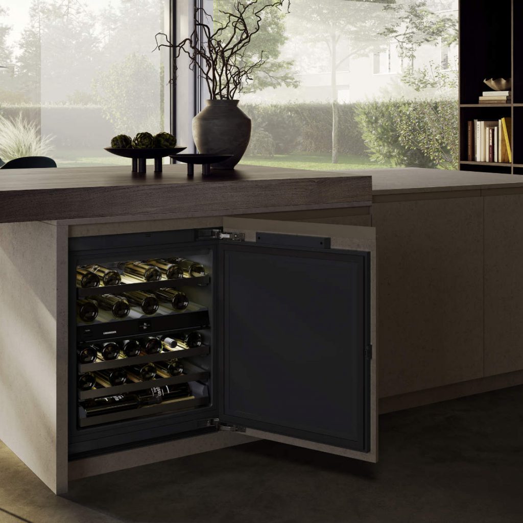 Die neuen Unterbau-Getränkekühlschränke von Liebherr bieten 136 Liter Stauraum und sind auf komfortable Getränkelagerung in Nischen zwischen 86 und 92 cm Höhe ausgelegt.