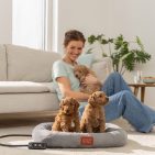 Wohlfühlmoment mit „Love Your Pet by Beurer“: Zwei der drei Welpen genießen die entspannende Wärme im speziell entwickelten Haustierbett – gestaltet für Komfort, Sicherheit und Pflegeleichtigkeit.