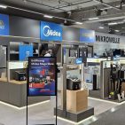 Blick in den neuen Midea MEGA-Store bei dodenhof in Posthausen: Auf über 100 m² können Kundinnen und Kunden das gesamte Produktspektrum live erleben.