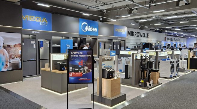 Blick in den neuen Midea MEGA-Store bei dodenhof in Posthausen: Auf über 100 m² können Kundinnen und Kunden das gesamte Produktspektrum live erleben.