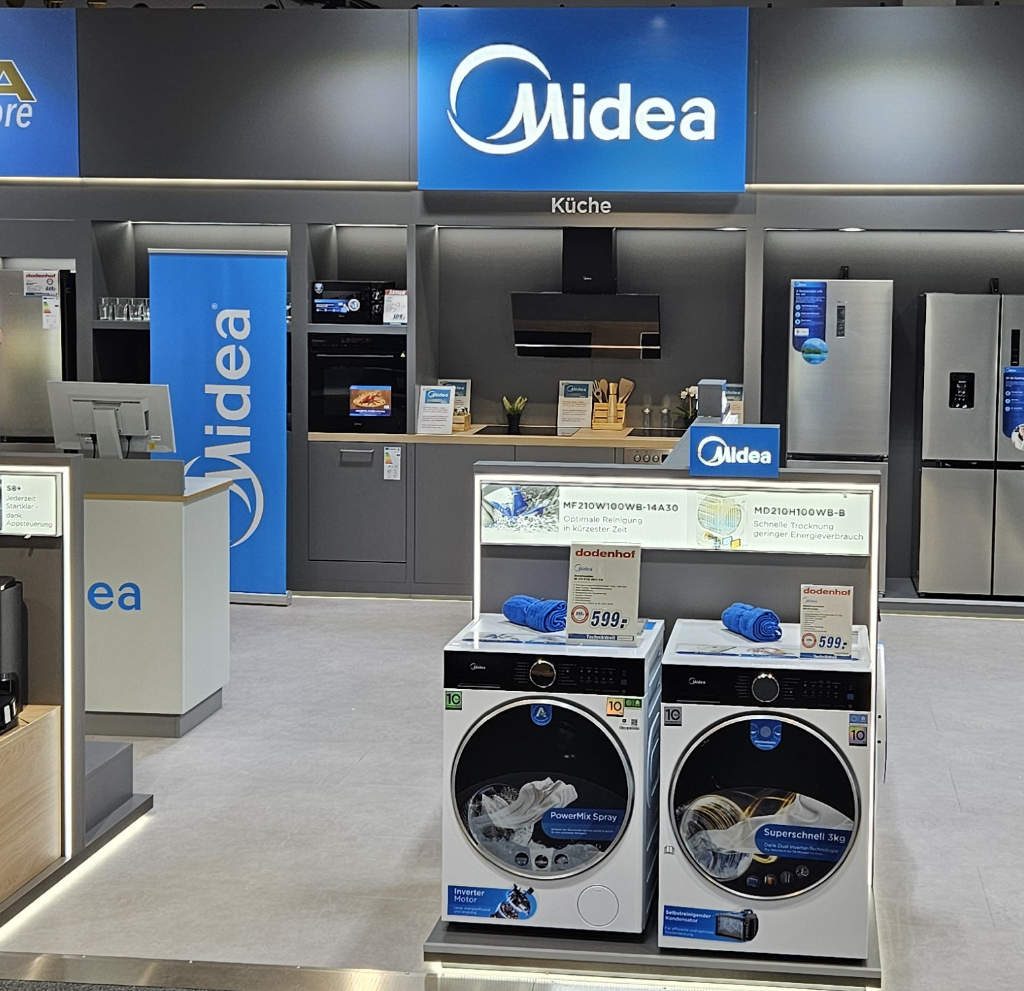 Blick in den neuen Midea MEGA-Store bei dodenhof in Posthausen: Auf über 100 m² können Kundinnen und Kunden das gesamte Produktspektrum live erleben.