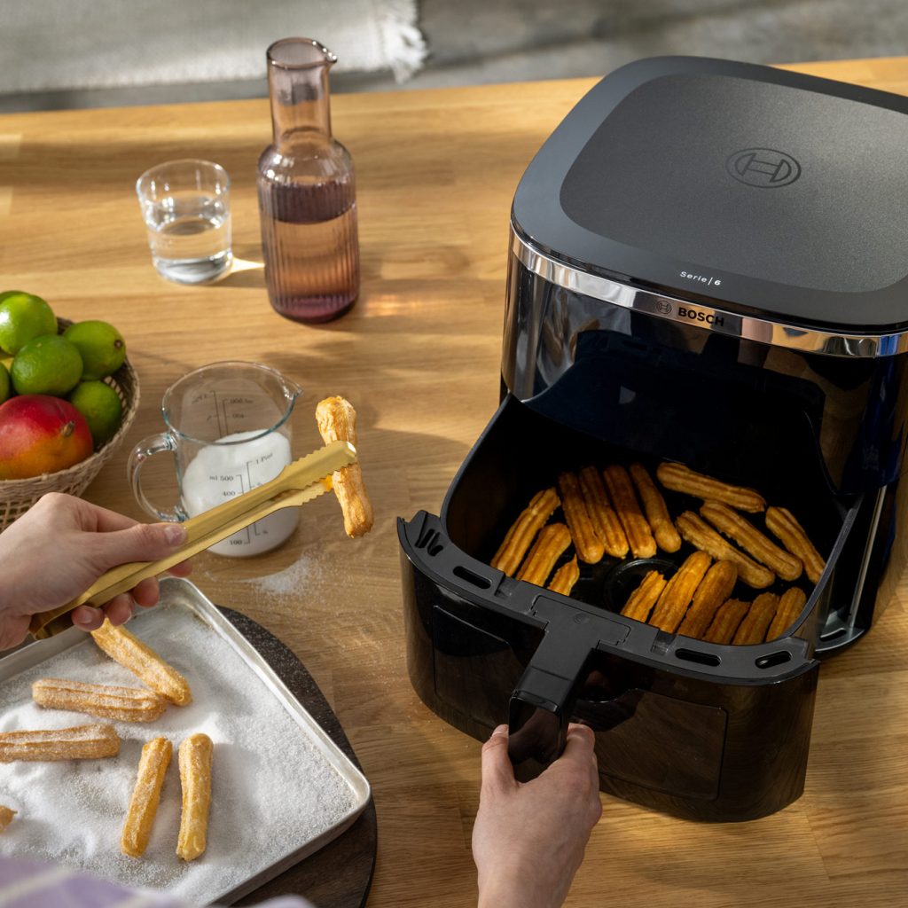 Fettarm genießen mit dem Bosch Air Fryer: Für knusprige Churros ohne Fritteuse werden die Teiglinge vor dem Backen eingefroren – eine einfache Methode für gleichmäßige Ergebnisse mit weniger Fett.