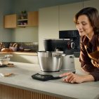 Die Bosch Küchenmaschine der Serie 8 mit 1.800 Watt und 3D-planetarischem Rührwerk – ausgelegt für kraftvolle und gleichmäßige Teigverarbeitung, ideal auch für Brandteig wie bei der Churros-Zubereitung.