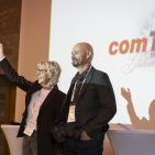 Silvia Habeck, Leiterin Partnermanagement comTeam, und Sven Glatter, Geschäftsführer comTeam, eröffnen die Partnerkonferenz 2025.