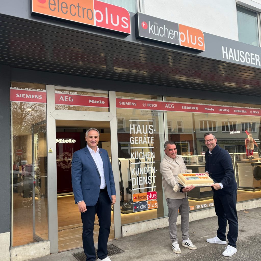 Christian Bichlmeier (Regionalleiter electroplus küchenplus, EK Retail), Vural Koplay (Inhaber, electroplus küchenplus Rosenheim) und Martin Wolf (Ge-neral Manager EK Home Electrical Appliances, EK Retail) feiern die Neueröffnung in Rosenheim.