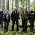 Die Wertgarantie-Vorstände Udo Buermeyer (Mitte) und Konrad Lehmann (r.) informieren sich vor Ort über das Waldumbauprojekt im Wendland. Foto: Wertgarantie | Julian Stecher