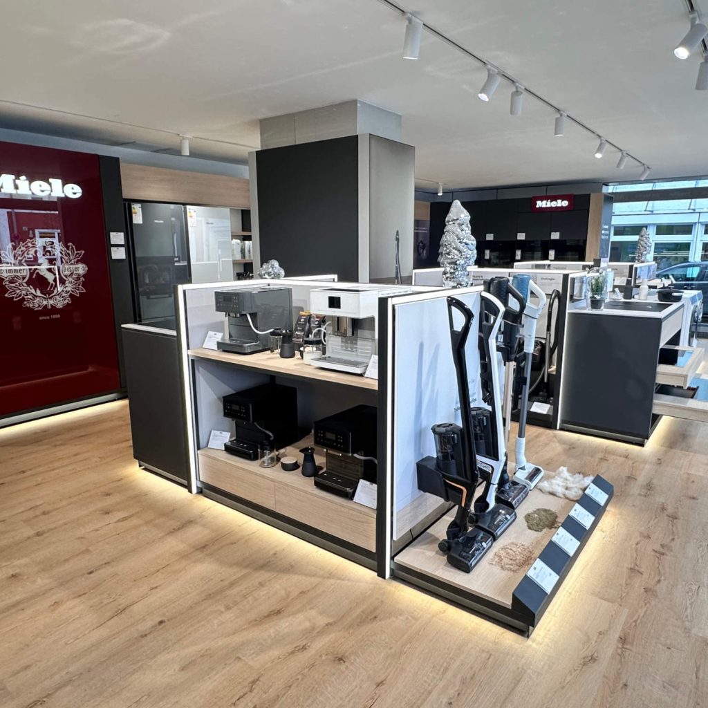 Das moderne Store-Design des electroplus küchenplus Standorts in Rosenheim setzen klare Akzente.