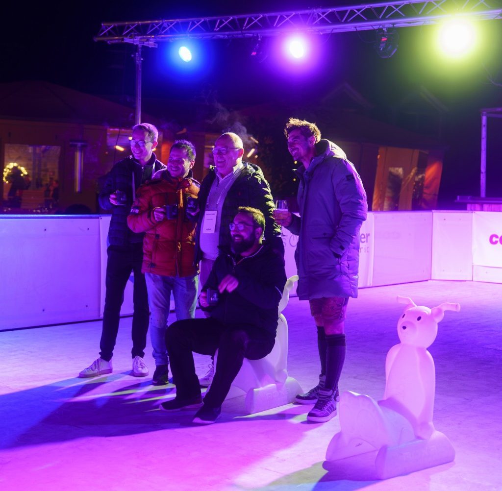 Zum Abschluss der Partnerkonferenz 2025 erwartete die Teilnehmenden ein vorweihnachtlicher Abend mit Glühwein, Eisbahn und Netzwerken in stimmungsvoller Atmosphäre.