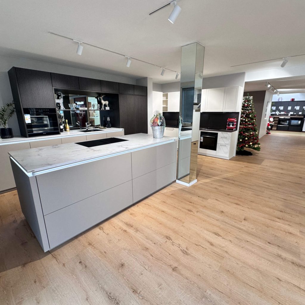 Das moderne Store-Design des electroplus küchenplus Standorts in Rosenheim setzen klare Akzente.