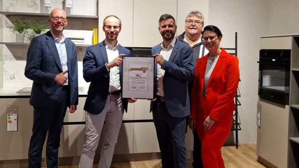 Personen von links nach rechts: Björn Oberhausen (Verkaufsleiter Küchen Möbel Preiss), Sebastian Preiss (Geschäftsführer Möbel Preiss), Marcel Kühn (Sales & Marketing Director Amica), Erich Buchmann (Regional Sales Manager Amica), Theresa Leitinger (Key Account Manager Amica).
Die Auszeichnung „Händler des Jahres 2025“ geht auf die Nominierung durch den Amica Außendienst zurück – als Anerkennung für überzeugende Leistung und gelebte Partnerschaft.