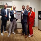 Personen von links nach rechts: Björn Oberhausen (Verkaufsleiter Küchen Möbel Preiss), Sebastian Preiss (Geschäftsführer Möbel Preiss), Marcel Kühn (Sales & Marketing Director Amica), Erich Buchmann (Regional Sales Manager Amica), Theresa Leitinger (Key Account Manager Amica). Die Auszeichnung „Händler des Jahres 2025“ geht auf die Nominierung durch den Amica Außendienst zurück – als Anerkennung für überzeugende Leistung und gelebte Partnerschaft.