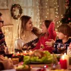 Gemeinsame Zeit am Festtagstisch: Trotz guter Stimmung bleibt das Aufräumen nach dem Essen laut Braun-Umfrage der größte Stressfaktor beim Kochen in der Weihnachtszeit.