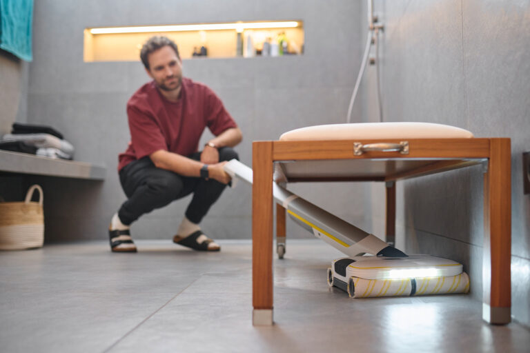 Wer lieber selbst aktiv bleiben möchte, kann zum intelligenten Saugwischer greifen. Aktuelle Geräte kombinieren das Saugen und Wischen in einem Schritt.