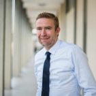 Yannick Fierling, Präsident und CEO der Electrolux Group, erklärt: „Unsere erneuerte Strategie ist an das heutige Wettbewerbsumfeld angepasst. Durch stärkere Verbraucherzentrierung kann Electrolux schnell reagieren, neue Chancen ergreifen und Innovationen vorantreiben. Wir sind entschlossen, unsere finanziellen Ziele durch diese Strategie und fokussierte Umsetzung zu erreichen.“