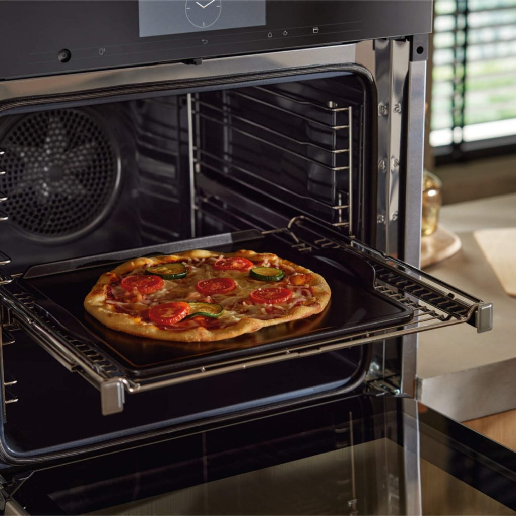 Knusprig wie aus dem Steinofen: Der Miele Gourmet Back- und Pizzastein sorgt für gleichmäßige Hitzeverteilung und perfekte Backergebnisse – von Pizza, über Flammkuchen bis hin zu süßen Leckereien wie dünnen Hefeteigböden mit Früchten, Nüssen und etwas Schokolade als Dessert-Highlight. 