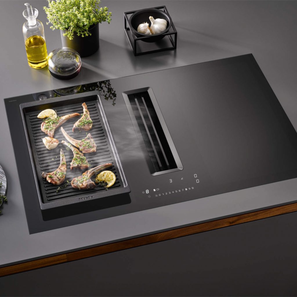 Mit der Miele Gourmet-Grillplatte das ganze Jahr mediterranes Gemüse oder saftige Steaks genießen. 