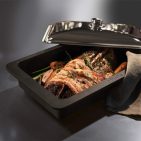 Vom Kochfeld in den Ofen – Miele Gourmet-Bräter für müheloses Festtagskochen. (Fotos: Miele)