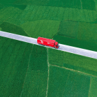 Ein Lkw von JD Logistics auf dem Weg durch grüne Landschaften – Symbol für die geplante Integration von Logistik- und Technologiekompetenzen in die europäische Handelsinfrastruktur im Rahmen der Mehrheitsübernahme von Ceconomy. Foto: JD.COM