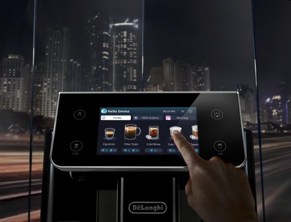 Mühelose Personalisierung und Kaffeegenuss auf höchstem Barista-Niveau wird durch das intuitive 5″ Full-Touch-Display der PrimaDonna Aromatic möglich. (© De’Longhi)