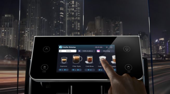 Mühelose Personalisierung und Kaffeegenuss auf höchstem Barista-Niveau wird durch das intuitive 5″ Full-Touch-Display der PrimaDonna Aromatic möglich. (© De’Longhi)