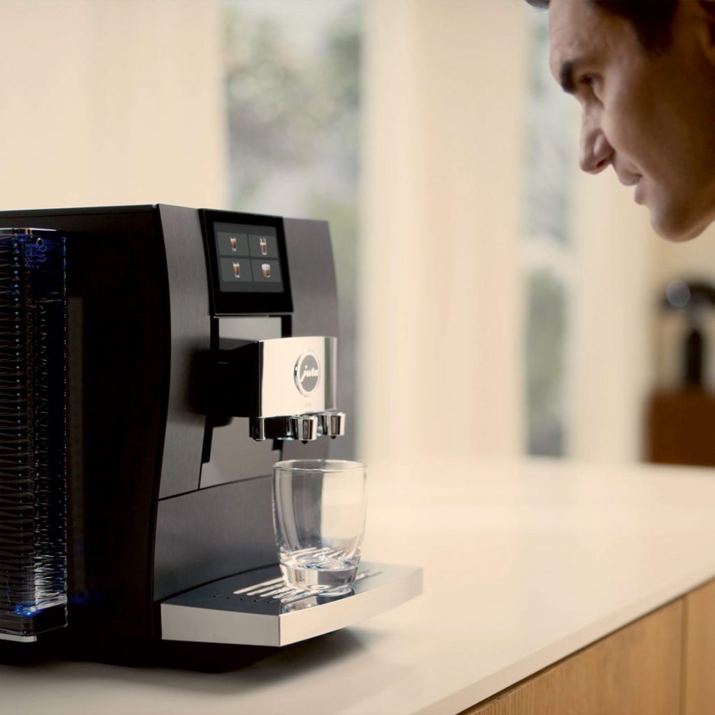 Markenbotschafter Roger Federer präsentiert in der aktuellen JURA-Kampagne Premium-Kaffeevollautomaten von Jura.