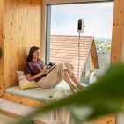 Kompakt und leicht: Der RCW 2 zeichnet sich durch seine ovale Form und zwei rotierende Reinigungsscheiben aus, die durch die Bewegung eine effiziente Reinigung und eine schnelle, präzise Navigation ermöglichen.