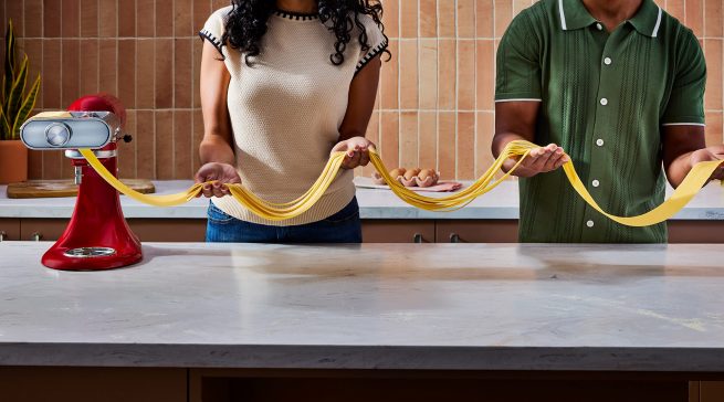 Der neue 3-in-1-Nudelvorsatz von KitchenAid erweitert die Küchenmaschine um eine Funktion zum Ausrollen und Schneiden von Pastateig – geeignet für verschiedene Sorten sowie für süße und herzhafte Teiganwendungen.