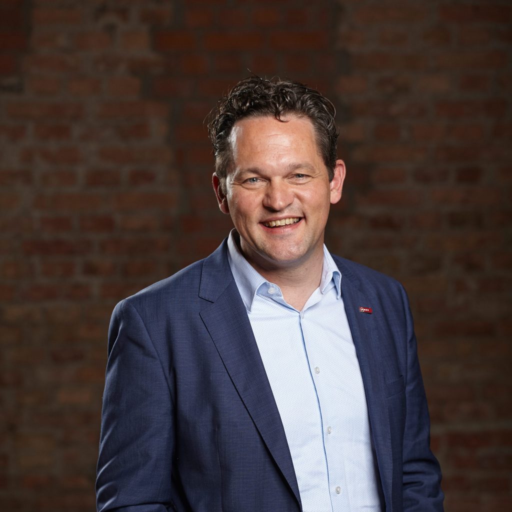 „Diese Auszeichnung ist eine klare Bestätigung unserer
Markenphilosophie“, so Ralf Grobleben, Head of Design NEFF
& Local Brands. „Für uns ist die Küche mehr als nur ein Ort, an
dem Essen zubereitet wird – sie ist ein Ausdruck der
Persönlichkeit, ein Ort der Kreativität, des Genusses und des
Zusammenseins. Die Auszeichnung als ‚Beste Marke des Jahres‘
honoriert unseren holistischen Ansatz, der technische Perfektion mit inspirierendem Design
und einem tiefen Verständnis für die Bedürfnisse von Kochbegeisterten verbindet.“