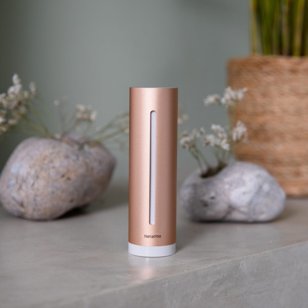 Frische Luft im Blick: Der smarte Raumluftsensor von Netatmo überwacht kontinuierlich Temperatur, Luftfeuchtigkeit, CO₂-Gehalt und Geräuschpegel in Innenräumen.