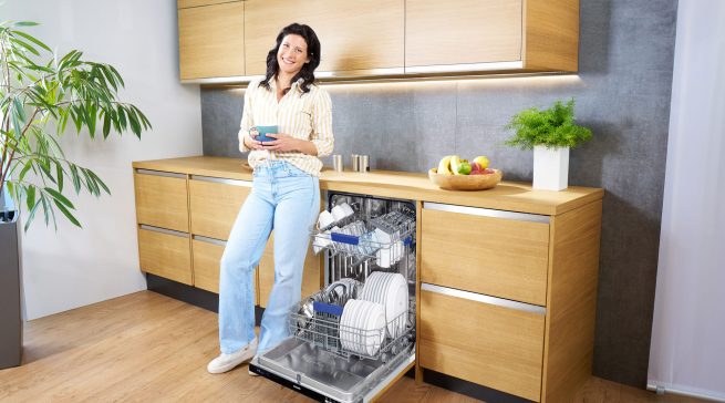Dank moderner Gleittür-Technik lässt sich der vollintegrierte Geschirrspüler GSL580 von Oranier flexibel in unterschiedliche Küchenkonzepte einbauen – ideal für grifflose Fronten und ergonomische Höhen.
