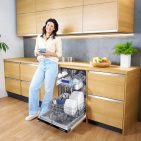 Dank moderner Gleittür-Technik lässt sich der vollintegrierte Geschirrspüler GSL580 von Oranier flexibel in unterschiedliche Küchenkonzepte einbauen – ideal für grifflose Fronten und ergonomische Höhen.