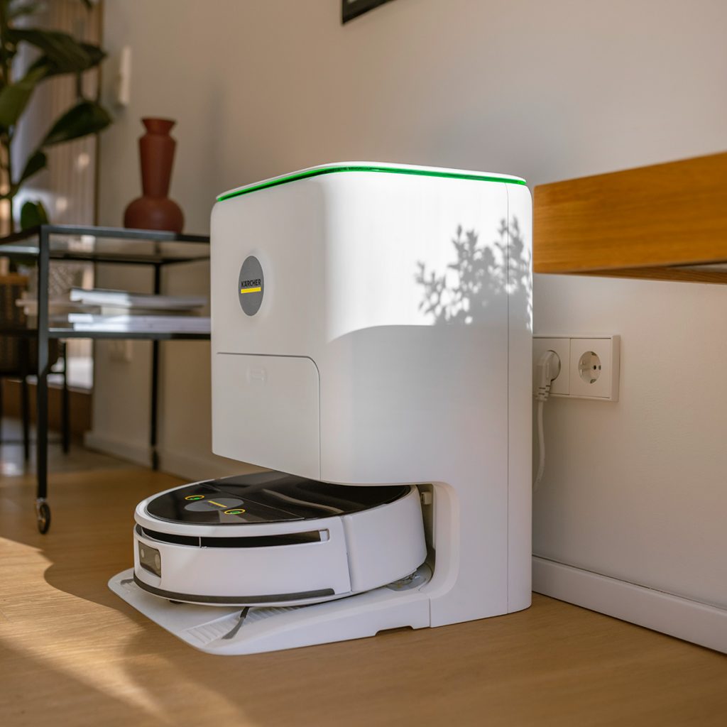 Die Basisstation wird zum Multifunktionstool: Aktuelle Modelle leeren nicht nur den Staubbehälter, sondern wechseln auch automatisch Schmutz- und Frischwasser, reinigen und trocknen die Walzen oder Mops - alles ohne manuelles Eingreifen.