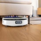 Intelligente Reinigungsroboter übernehmen das Saugen und Wischen im Alleingang.