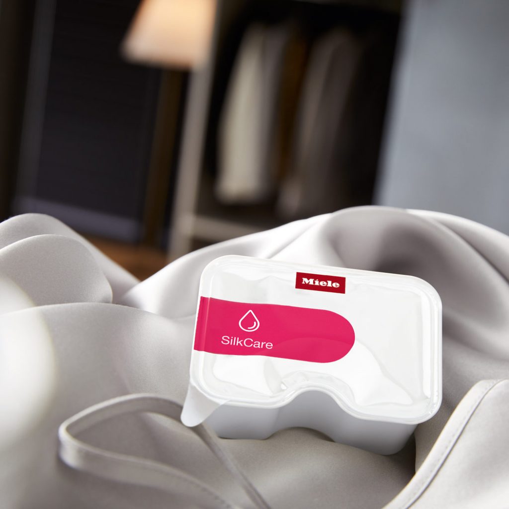 Seidiger Glanz: SilkCare pflegt feine Seidenstoffe sanft und zuverlässig – für den perfekten Festtags-Look.