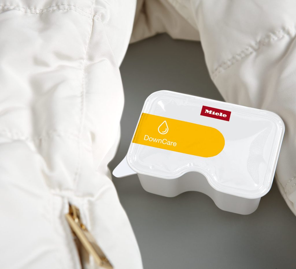 Richtige Pflege der Winterjacke: Mit DownCare bleibt das Volumen erhalten und die Funktion bewahrt.