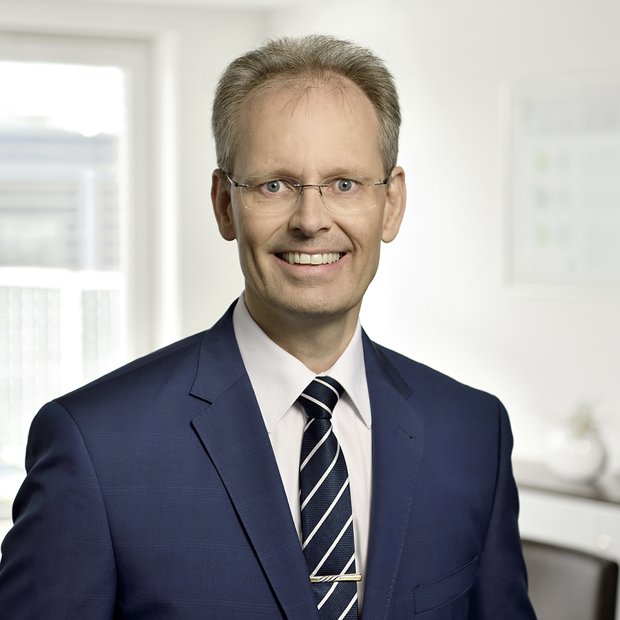 Besonders beeindruckt zeigt sich Udo Buermeyer von der zeitlichen Dimension des Waldprojekts im Wendland: „Momentan ist man darum bemüht, die Entscheidung von vor etwa 50 bis 70 Jahren hin zum Pflanzen einer Monokultur zu beheben. Dieses Vorhaben wird auch weit über 50 Jahre dauern, bevor es wirklich merkbare Unterschiede ausmachen wird.“ Foto: Wertgarantie | Daniel Möller Fotografie